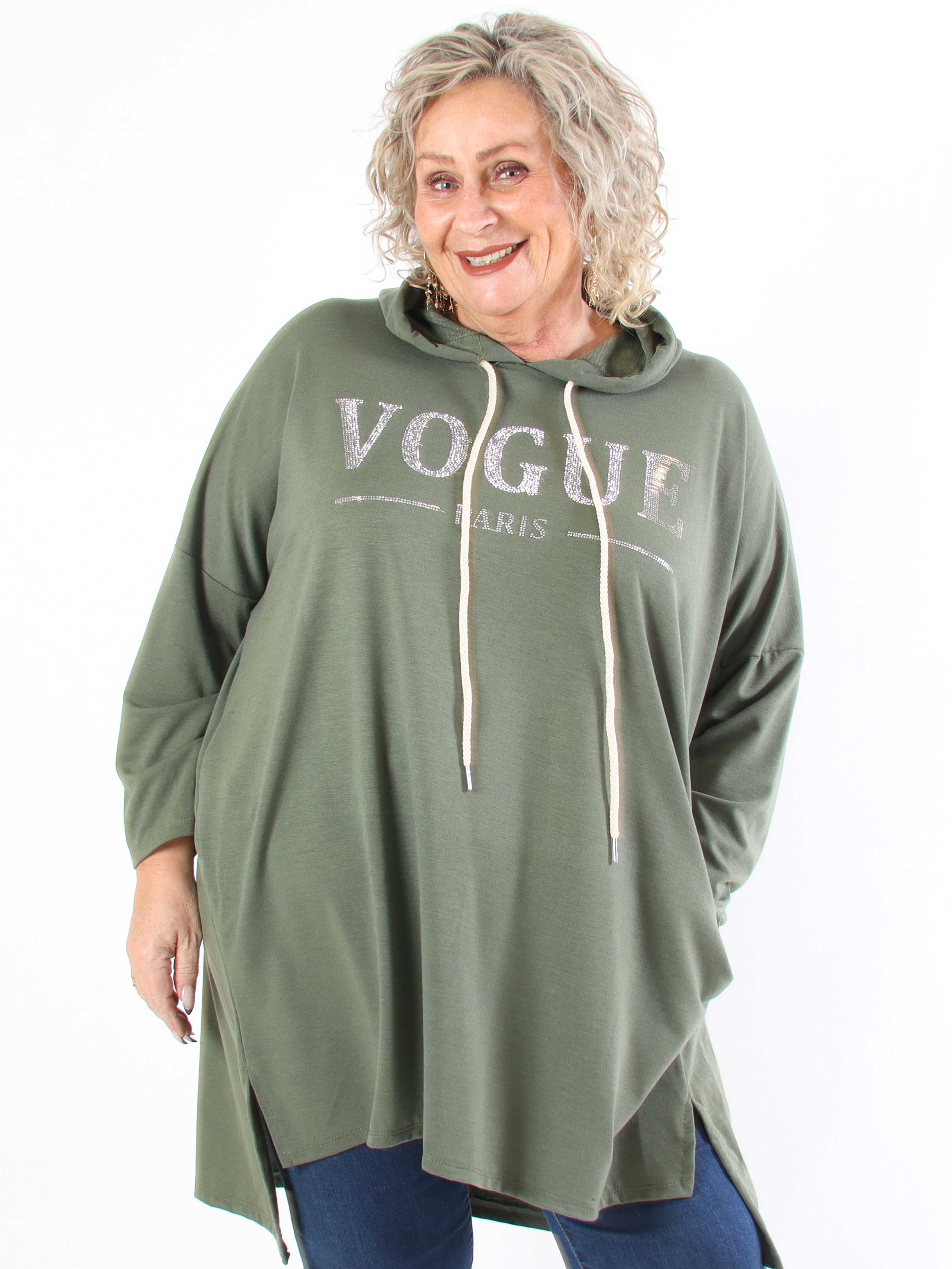 Vogue Hoodie - Hoodieklänning i plus size med mock neck